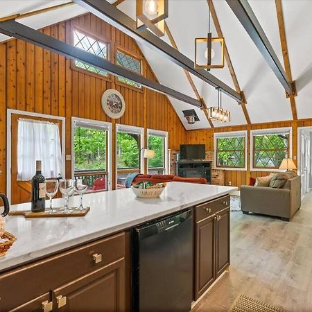 The Gingerbread House: 4 Bedroom Chalet, W/ Sunroom/Deck, Sleeps 12, Modern Amenities McGaheysville Zewnętrze zdjęcie