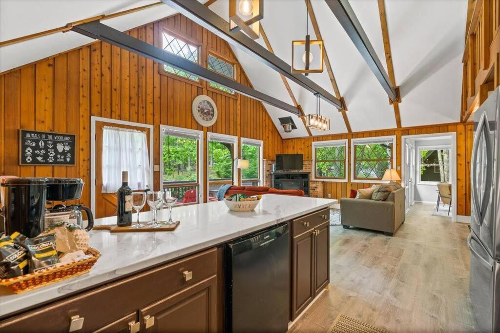 The Gingerbread House: 4 Bedroom Chalet, W/ Sunroom/Deck, Sleeps 12, Modern Amenities McGaheysville Zewnętrze zdjęcie
