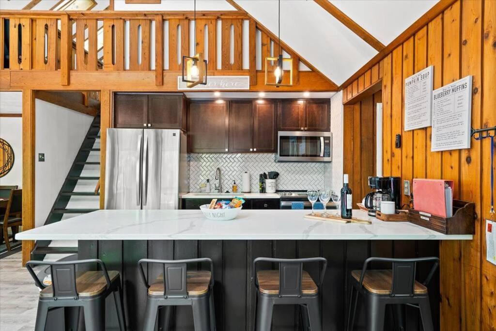 The Gingerbread House: 4 Bedroom Chalet, W/ Sunroom/Deck, Sleeps 12, Modern Amenities McGaheysville Zewnętrze zdjęcie