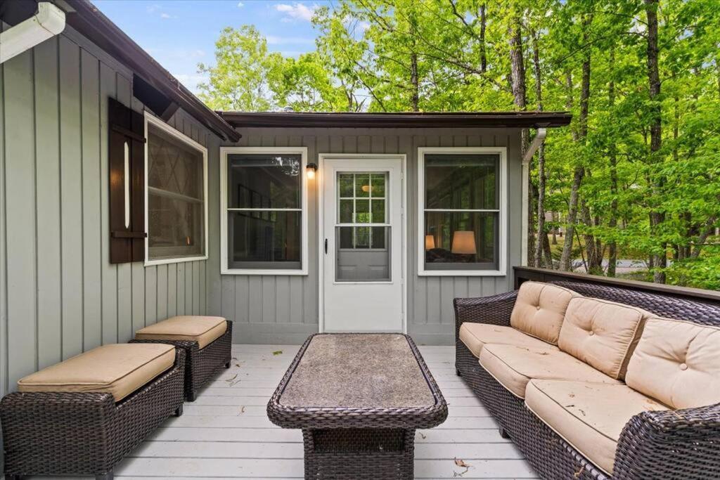The Gingerbread House: 4 Bedroom Chalet, W/ Sunroom/Deck, Sleeps 12, Modern Amenities McGaheysville Zewnętrze zdjęcie