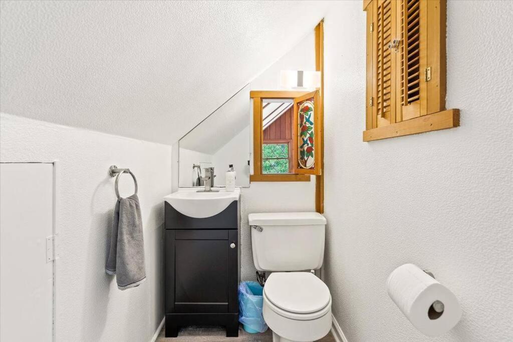 The Gingerbread House: 4 Bedroom Chalet, W/ Sunroom/Deck, Sleeps 12, Modern Amenities McGaheysville Zewnętrze zdjęcie