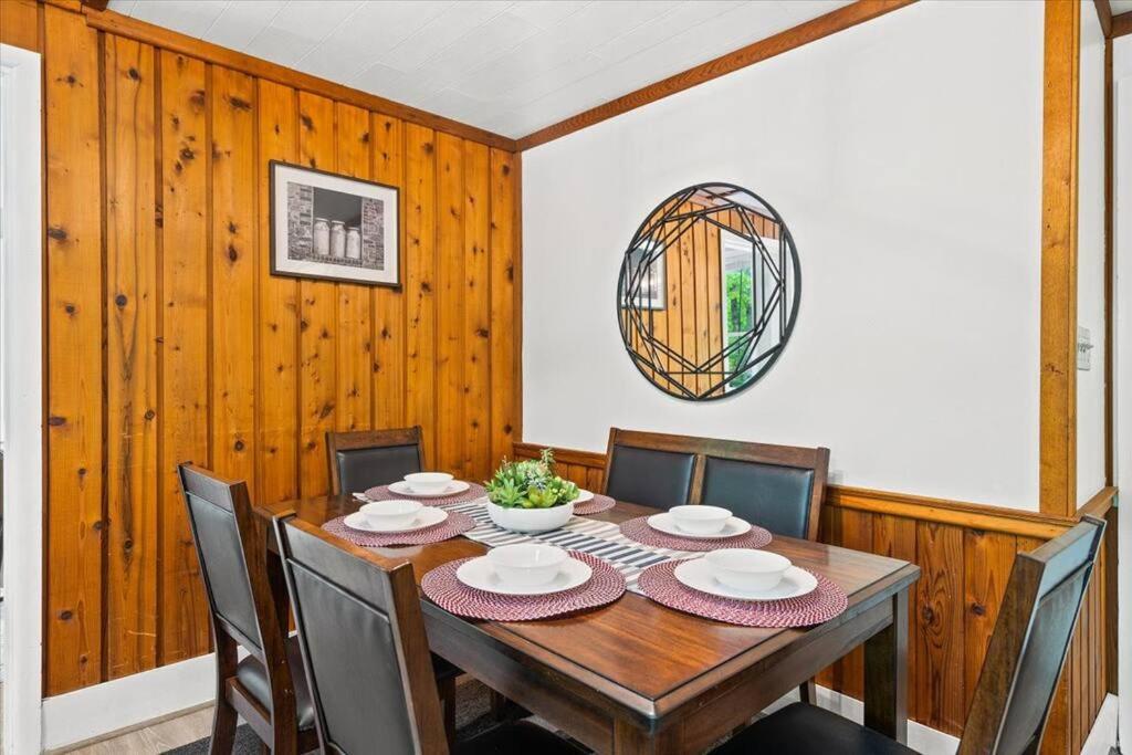 The Gingerbread House: 4 Bedroom Chalet, W/ Sunroom/Deck, Sleeps 12, Modern Amenities McGaheysville Zewnętrze zdjęcie