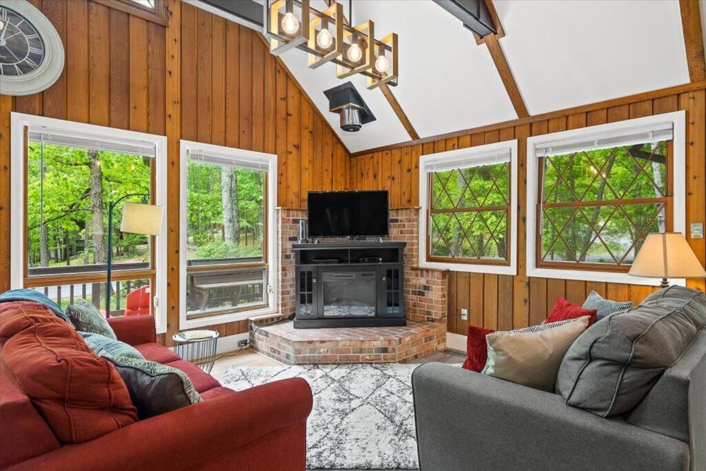 The Gingerbread House: 4 Bedroom Chalet, W/ Sunroom/Deck, Sleeps 12, Modern Amenities McGaheysville Zewnętrze zdjęcie
