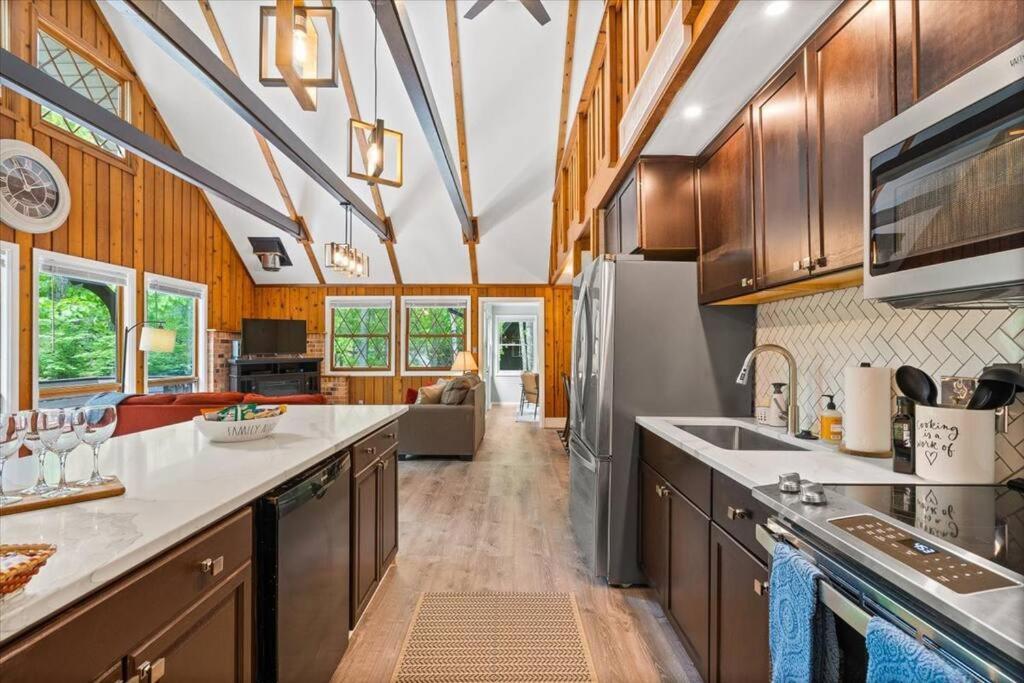 The Gingerbread House: 4 Bedroom Chalet, W/ Sunroom/Deck, Sleeps 12, Modern Amenities McGaheysville Zewnętrze zdjęcie