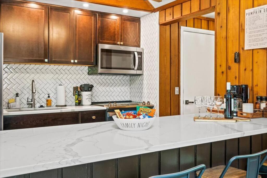 The Gingerbread House: 4 Bedroom Chalet, W/ Sunroom/Deck, Sleeps 12, Modern Amenities McGaheysville Zewnętrze zdjęcie