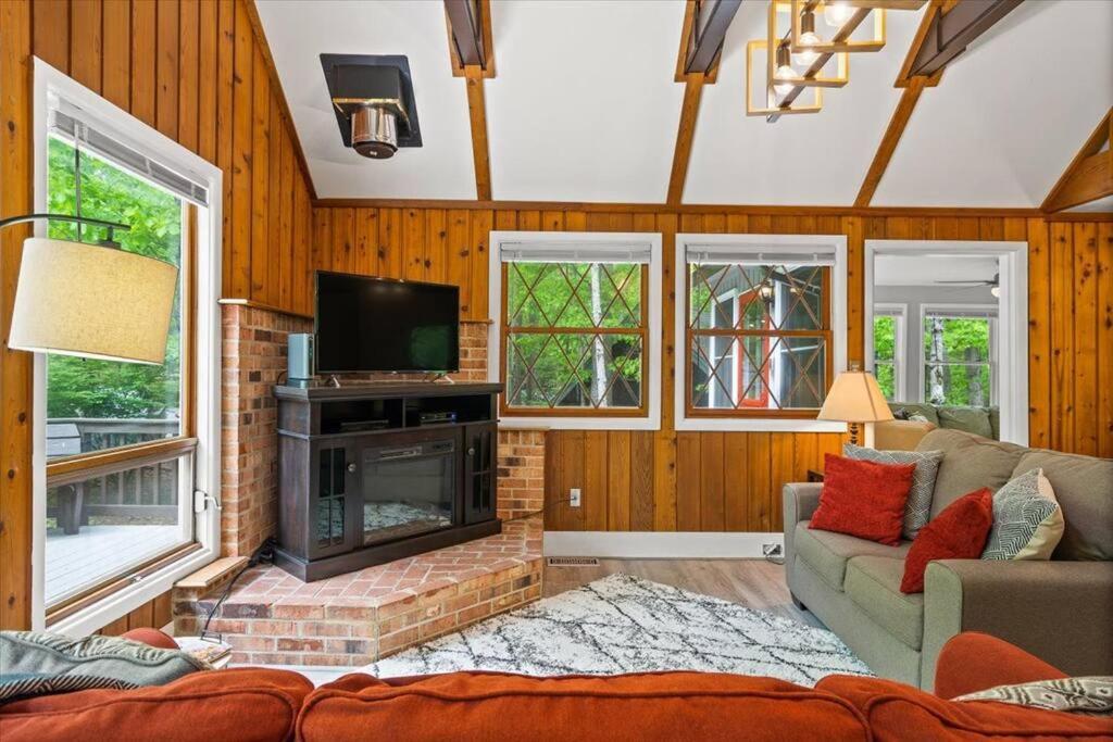 The Gingerbread House: 4 Bedroom Chalet, W/ Sunroom/Deck, Sleeps 12, Modern Amenities McGaheysville Zewnętrze zdjęcie