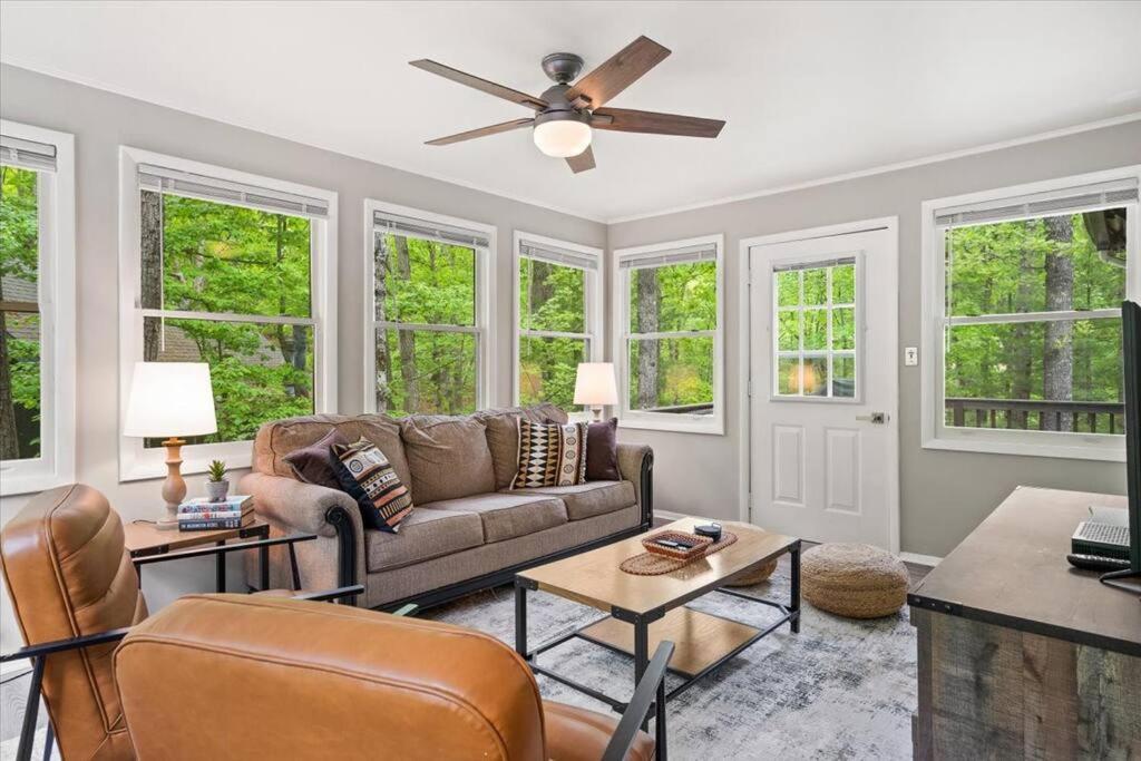 The Gingerbread House: 4 Bedroom Chalet, W/ Sunroom/Deck, Sleeps 12, Modern Amenities McGaheysville Zewnętrze zdjęcie
