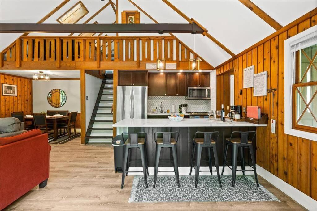 The Gingerbread House: 4 Bedroom Chalet, W/ Sunroom/Deck, Sleeps 12, Modern Amenities McGaheysville Zewnętrze zdjęcie