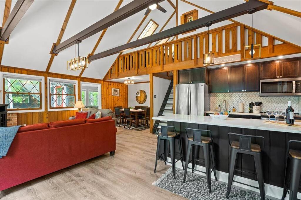 The Gingerbread House: 4 Bedroom Chalet, W/ Sunroom/Deck, Sleeps 12, Modern Amenities McGaheysville Zewnętrze zdjęcie