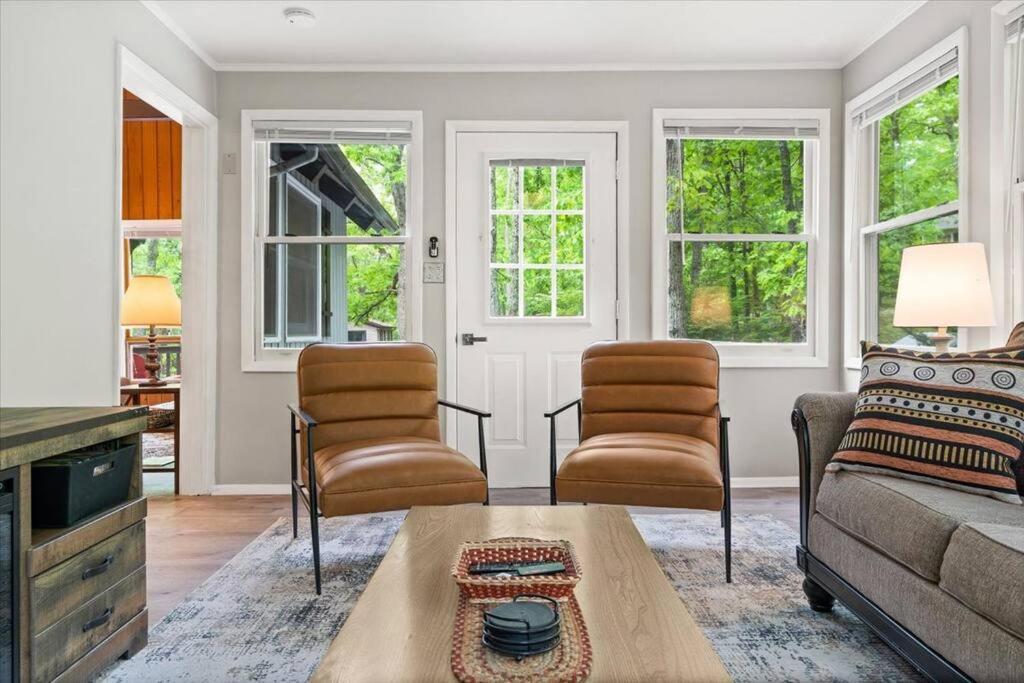 The Gingerbread House: 4 Bedroom Chalet, W/ Sunroom/Deck, Sleeps 12, Modern Amenities McGaheysville Zewnętrze zdjęcie