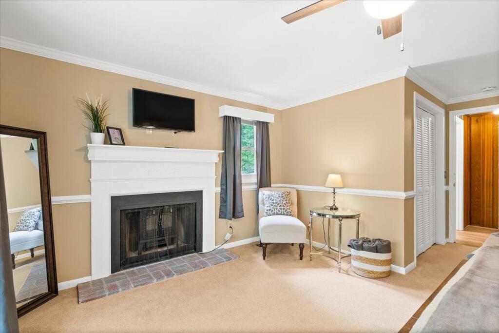 The Gingerbread House: 4 Bedroom Chalet, W/ Sunroom/Deck, Sleeps 12, Modern Amenities McGaheysville Zewnętrze zdjęcie